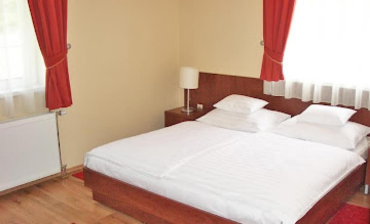 Staff House Bed and Breakfast Nyíregyháza Esterno foto