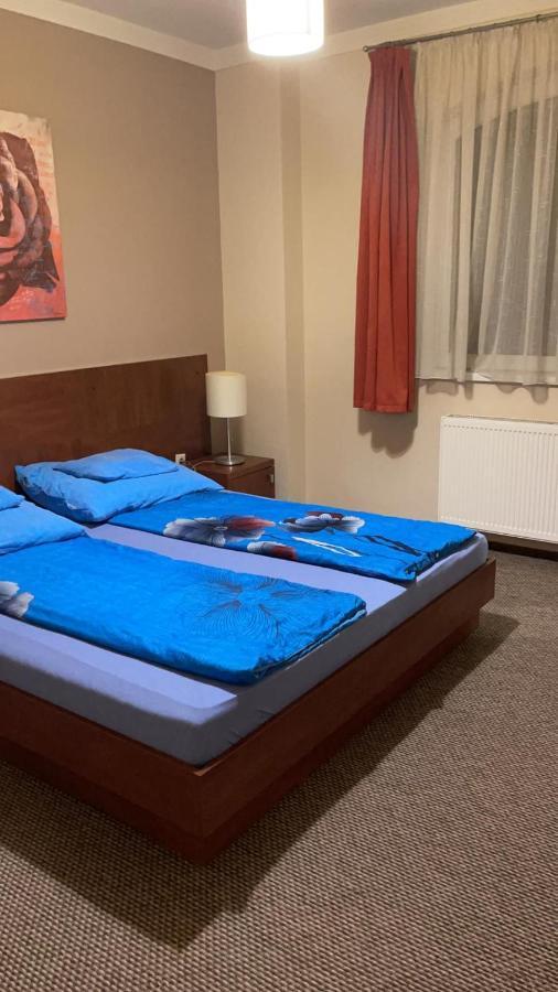 Staff House Bed and Breakfast Nyíregyháza Esterno foto