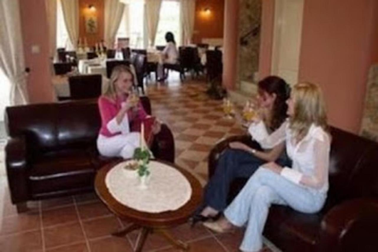 Staff House Bed and Breakfast Nyíregyháza Esterno foto
