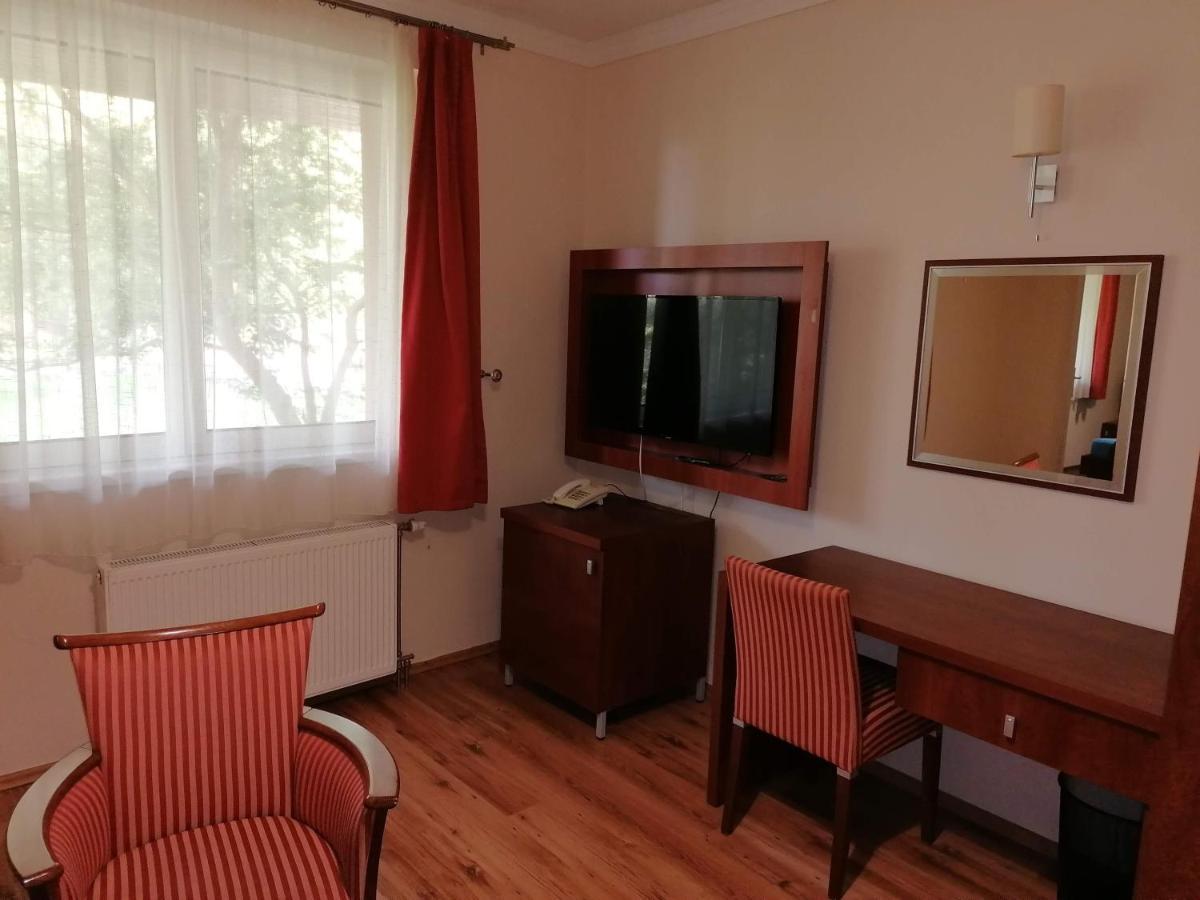 Staff House Bed and Breakfast Nyíregyháza Esterno foto