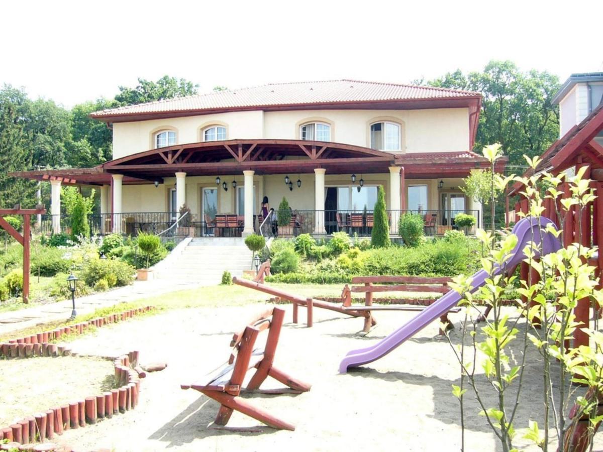 Staff House Bed and Breakfast Nyíregyháza Esterno foto