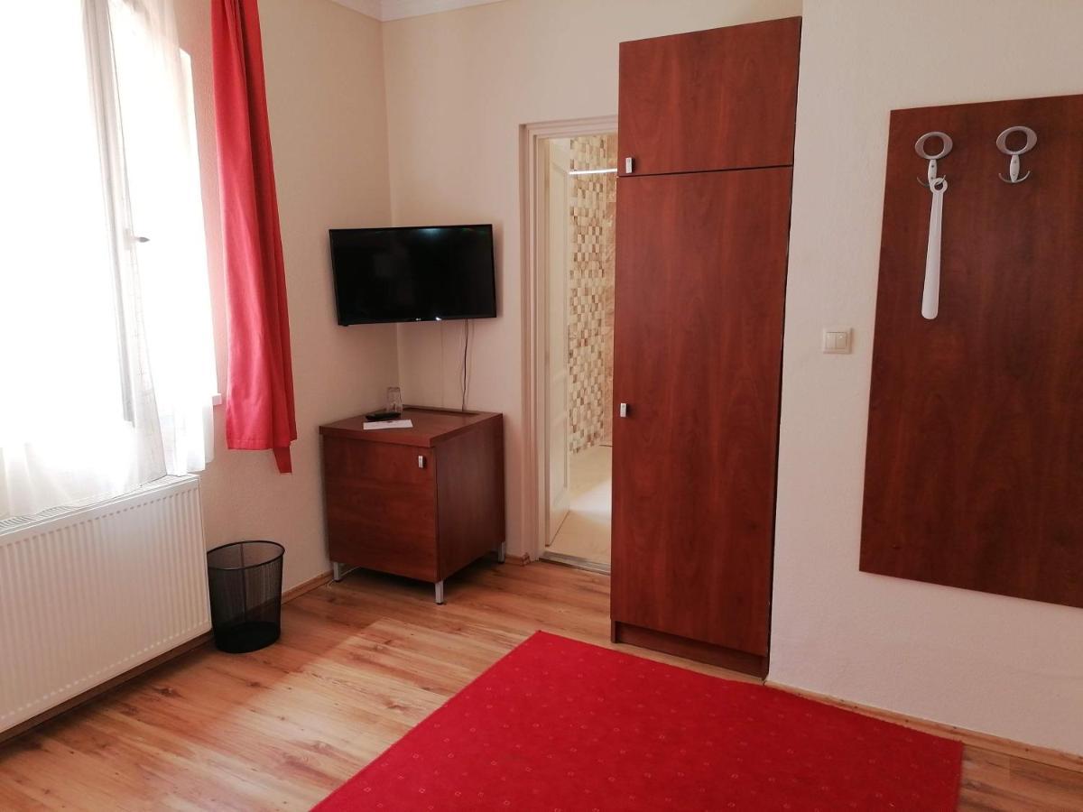 Staff House Bed and Breakfast Nyíregyháza Esterno foto