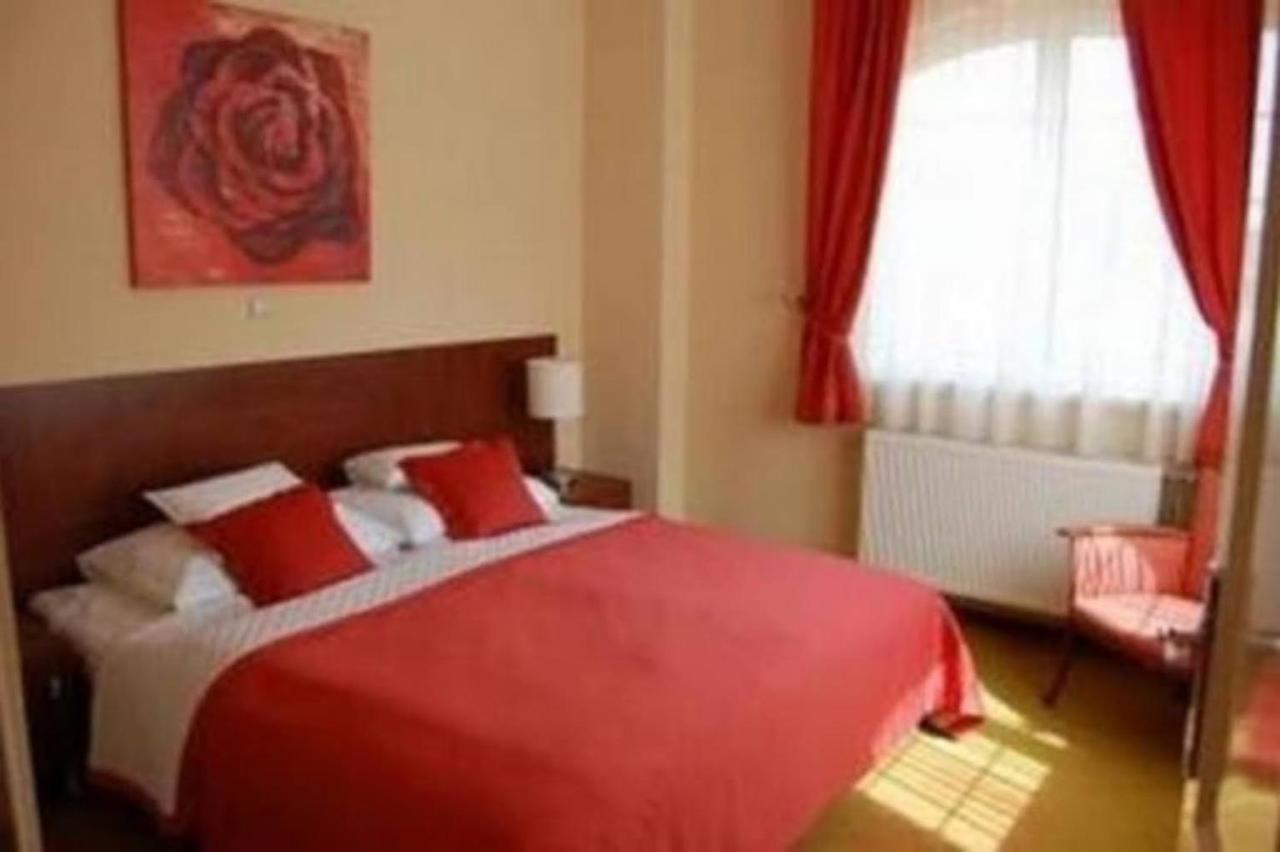 Staff House Bed and Breakfast Nyíregyháza Esterno foto